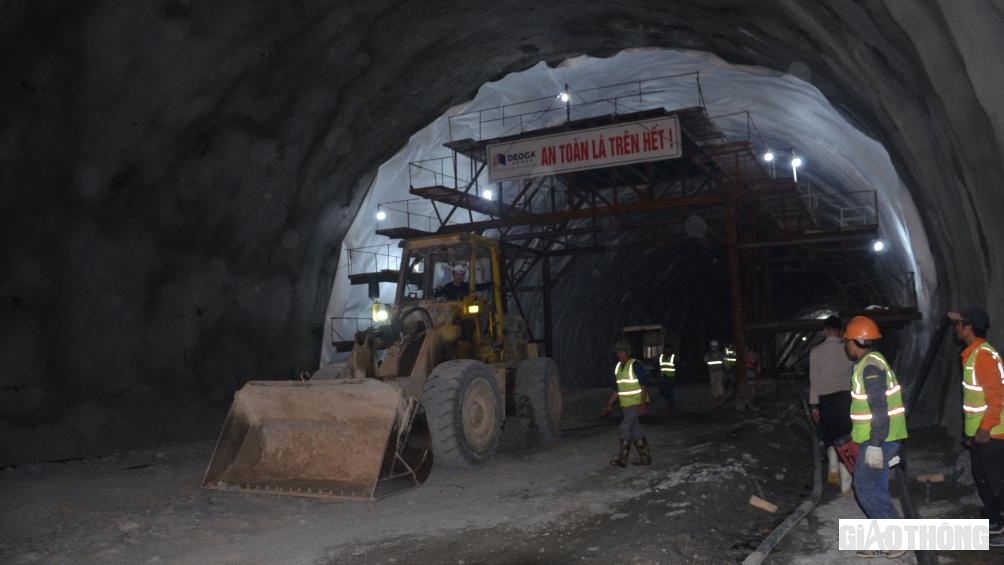 Hơn 1 năm qua c&aacute;c c&ocirc;ng nh&acirc;n của 2 đơn vị vẫn duy tr&igrave; l&agrave;m việc 3 ca 4 k&iacute;p 24/24h.