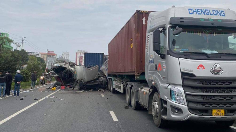 C&aacute;c xe &ocirc; t&ocirc; chắn hết đường QL5 g&acirc;y &ugrave;n tắc cục bộ.