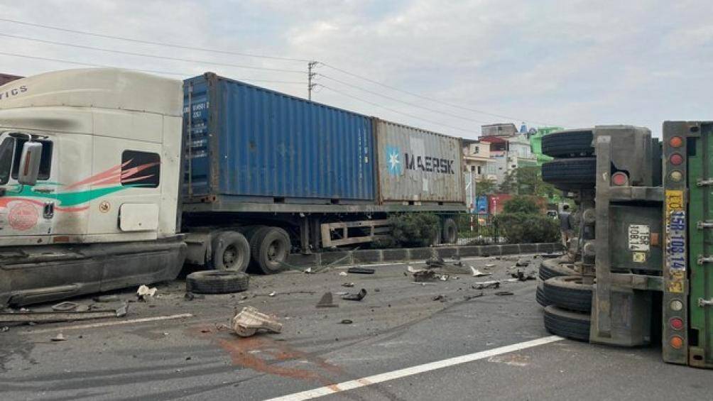 Xe container lao sang l&agrave;n đường ngược chiều sau vụ tai nạn.