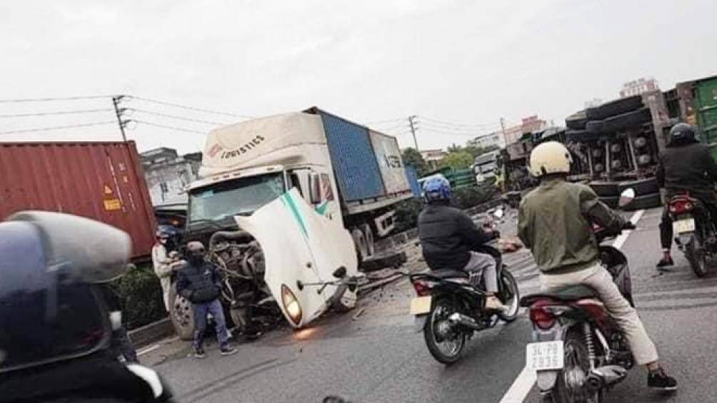 Ngo&agrave;i 1 người tử vong, vụ tai nạn khiến 2 t&agrave;i xế bị thương phải đi bệnh viện cấp cứu.