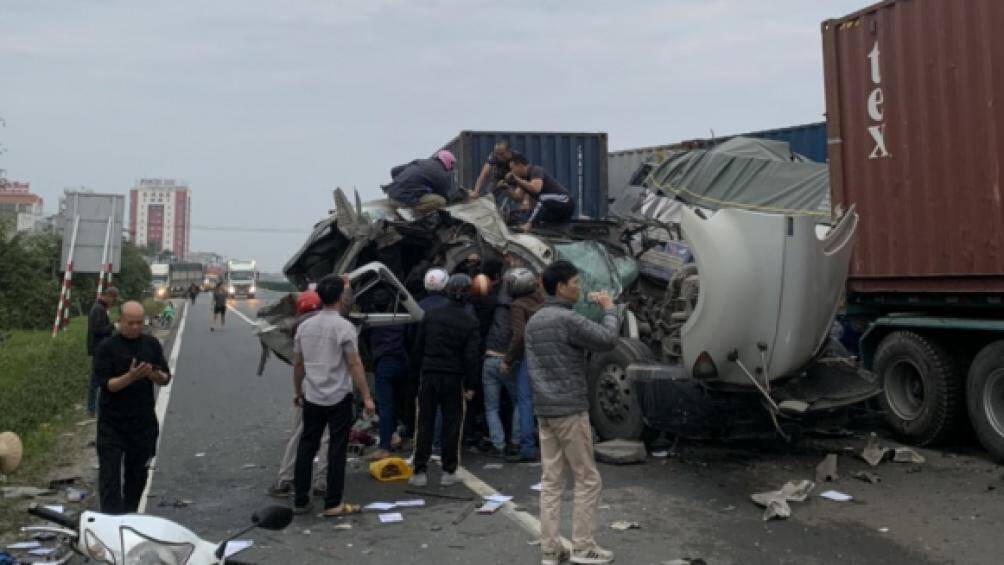 B&ecirc;n cạnh đ&oacute;, c&aacute;c lực lượng chức năng cũng đang khẩn trương t&iacute;ch cực điều tra nguy&ecirc;n nh&acirc;n vụ việc.