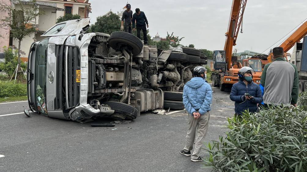 Nhận được tin b&aacute;o, C&ocirc;ng an tỉnh Hải Dương đ&atilde; bố tr&iacute; lực lượng c&ugrave;ng Chi cục Quản l&yacute; đường bộ I.6 tiến h&agrave;nh bảo vệ hiện trường, ph&acirc;n luồng phương tiện tr&aacute;nh &ugrave;n tắc k&eacute;o d&agrave;i.