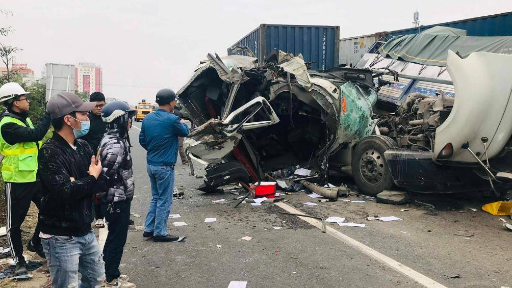 Trao đổi với PV, đại diện Trạm Kiểm so&aacute;t giao th&ocirc;ng Ng&atilde; Ba H&agrave;ng, Ph&ograve;ng CSGT C&ocirc;ng an tỉnh Hải Dương cho biết: &ldquo;Đơn vị đang phối hợp với c&aacute;c lực lượng chức năng kh&aacute;c để điều tiết giao th&ocirc;ng v&agrave; đưa c&aacute;c xe bị hư hỏng ra khỏi hiện trường. Đ&acirc;y l&agrave; vụ tai nạn nghi&ecirc;m trọng, c&oacute; 1 người tử vong n&ecirc;n vụ việc đang được c&aacute;c đơn vị t&iacute;ch cực phối hợp điều tra&rdquo;.