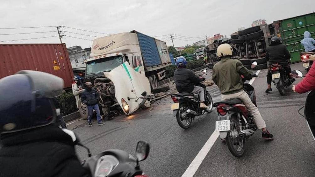 Theo đ&oacute;, khoảng 6h20 ng&agrave;y 14/12, xảy ra vụ TNGT li&ecirc;n ho&agrave;n giữa 4 xe container v&agrave; 1 xe &ocirc; t&ocirc; tải tại Km53+ 900 tuyến Quốc lộ 5 (phường Nhị Ch&acirc;u, TP Hải Dương, tỉnh Hải Dương) l&agrave;m 1 người chết, 2 người bị thương.