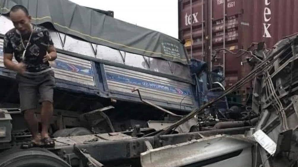 Thời điểm tr&ecirc;n, xe &ocirc; t&ocirc; đầu k&eacute;o BKS 15C255 80/29R 00449 do Đỗ Văn Giang (SN 1994, ở Kh&aacute;nh C&ocirc;ng, Y&ecirc;n Kh&aacute;nh, Ninh B&igrave;nh) điều khiển di chuyển theo hướng H&agrave; Nội &ndash; Hải Ph&ograve;ng đến địa điểm tr&ecirc;n đ&atilde; va chạm với 3 xe &ocirc; t&ocirc; gồm: xe &ocirc; t&ocirc; tải 34C 33068; xe &ocirc; t&ocirc; đầu k&eacute;o 15H 00354; xe &ocirc; t&ocirc; đầu k&eacute;o 34H 00663.