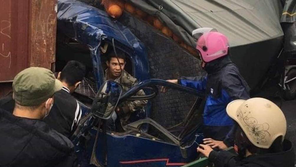 Chưa dừng lại xe container mang BKS 15C-255.80 lao qua dải ph&acirc;n c&aacute;ch va chạm tiếp với xe container BKS 29H-004.49 di chuyển theo hướng Hải Ph&ograve;ng - H&agrave; Nội.