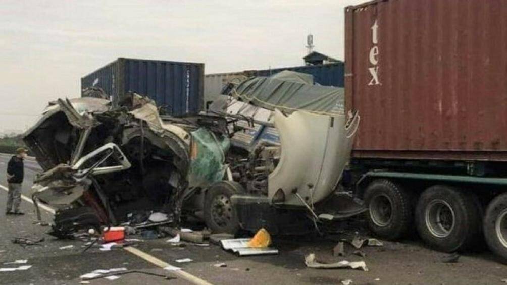 Khi xảy ra vụ tai nạn, xe &ocirc; t&ocirc; tải 34C-33068 do anh L&ecirc; Đ&igrave;nh Thuấn (SN 1993, ở Ninh Hải, huyện Ninh Giang, Hải Dương) điều khiển c&ugrave;ng chiều, tr&ecirc;n xe c&oacute; b&agrave; B&ugrave;i Thị L. ở Hồng Lạc (huyện Thanh H&agrave;, Hải Dương) ngồi ghế phụ cabin.