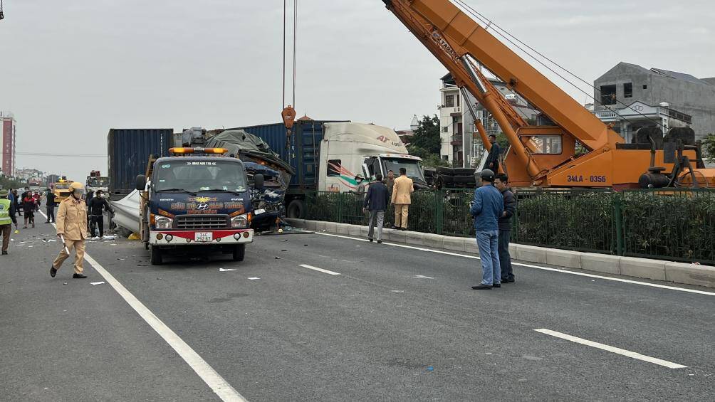 Vụ tai nạn li&ecirc;n ho&agrave;n giữa 5 xe khiến giao th&ocirc;ng &ugrave;n tắc. Lực lượng CSGT c&ugrave;ng c&aacute;c đơn vị kh&aacute;c đưa c&aacute;c xe hư hỏng ra khỏi hiện trường.