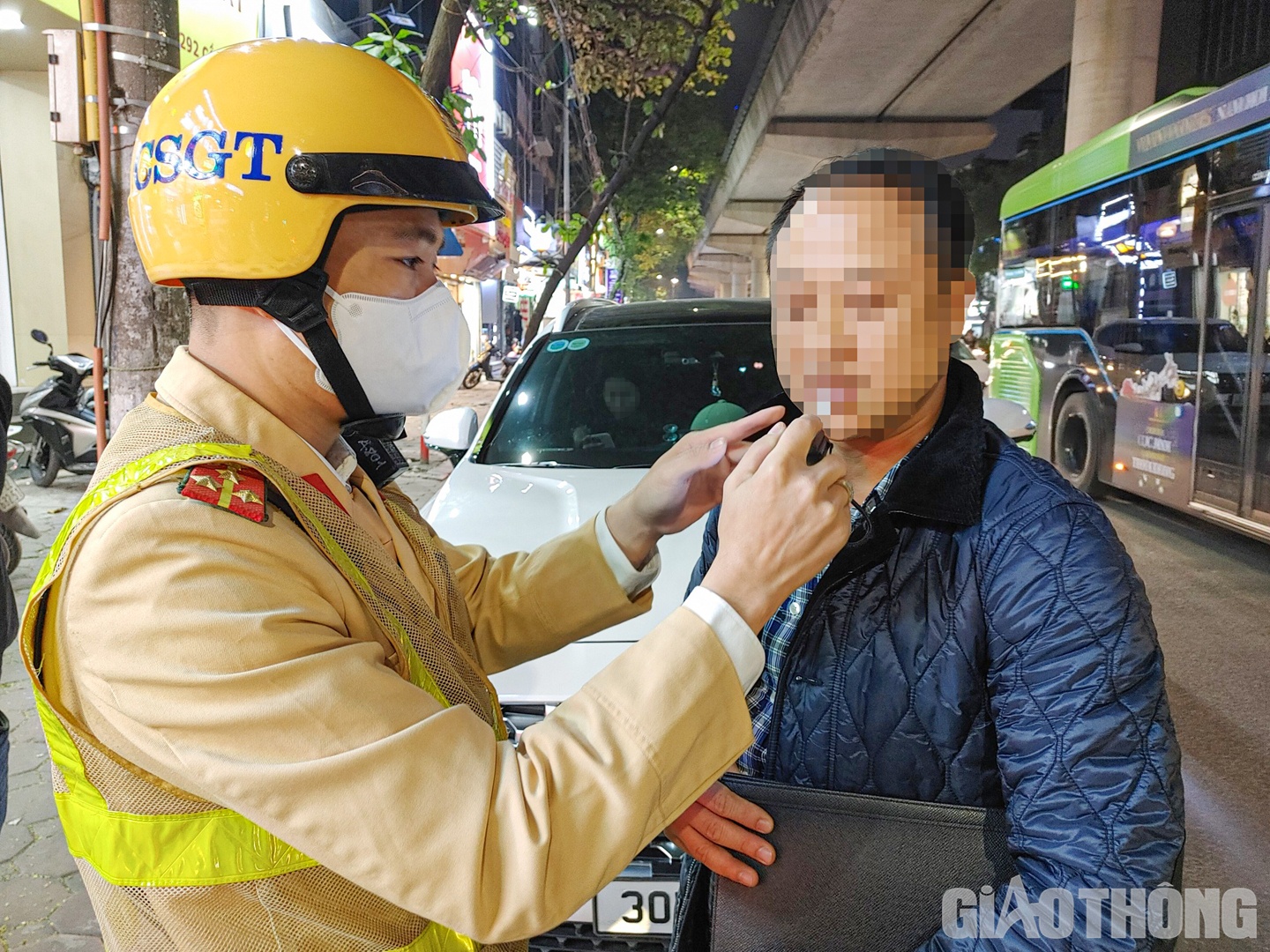 Kết quả đo nồng độ cồn của anh V. ở mức 0,031 mg/L kh&iacute; thở. Sau khi lực lượng chức năng ph&acirc;n t&iacute;ch lỗi vi phạm, nam t&agrave;i xế nghi&ecirc;m chỉnh chấp h&agrave;nh.