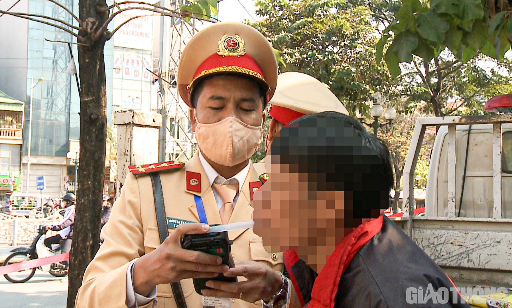 Trước đ&oacute;, v&agrave;o trưa ng&agrave;y 14/12 tại n&uacute;t giao Thanh Nh&agrave;n - Kim Ngưu (quận Hai B&agrave; Trưng), chỉ trong hơn 1 giờ đồng hồ, Đội CSGT đường bộ số 4, Ph&ograve;ng CSGT C&ocirc;ng an TP H&agrave; Nội đ&atilde; ph&aacute;t hiện v&agrave; xử l&yacute; nhiều trường hợp t&agrave;i xế vi phạm nồng độ cồn. Trong đ&oacute;, &ocirc;ng N.H.S. (SN 1967, tr&uacute; tại quận Ho&agrave;n Kiếm, H&agrave; Nội) điều khiển xe m&aacute;y BKS 29C1-693.xx vi phạm nồng độ cồn ở mức 0,035 mg/L kh&iacute; thở.