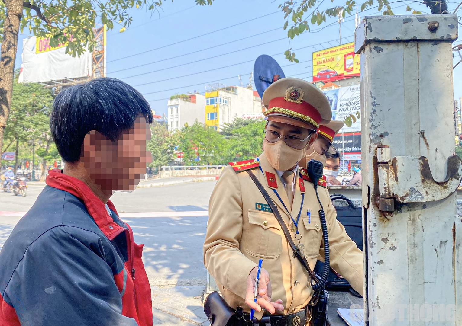 Mặc d&ugrave; c&ocirc;ng t&aacute;c đo nồng độ cồn diễn ra c&ocirc;ng khai dưới sự chứng kiến của lực lượng chức năng v&agrave; nhiều người d&acirc;n, song &ocirc;ng S. vẫn kh&ocirc;ng thừa nhận h&agrave;nh vi vi phạm. Thay v&agrave;o đ&oacute;, &ocirc;ng S. biện nhiều l&yacute; do, n&oacute;i rằng m&igrave;nh chỉ uống nước ngọt, kh&ocirc;ng hề sử dụng rượu, bia.