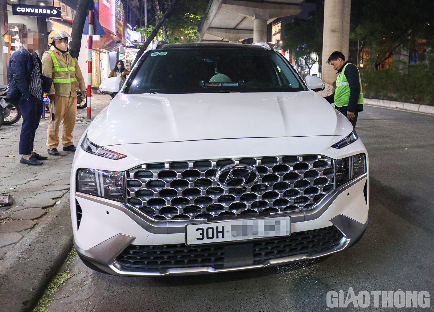 Tương tự, t&agrave;i xế N.H.V. (SN 1983, tr&uacute; tại quận Bắc Từ Li&ecirc;m, H&agrave; Nội) bị tổ c&ocirc;ng t&aacute;c dừng phương tiện kiểm tra khi điều khiển &ocirc; t&ocirc; BKS 30H-960.xx di chuyển tr&ecirc;n đường Cầu Giấy.