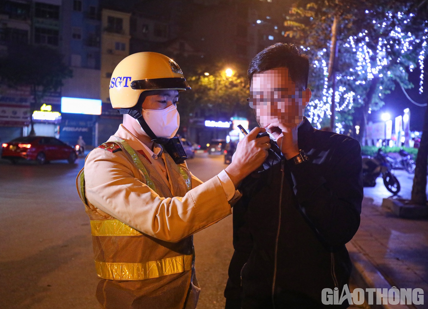 Tuy nhi&ecirc;n, phải mất hơn 10 ph&uacute;t, t&agrave;i xế n&agrave;y mới chịu xuống xe, chấp h&agrave;nh việc đo nồng độ cồn.