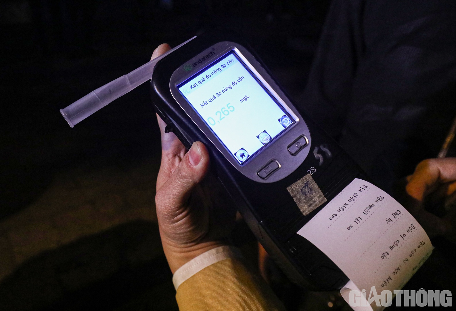 Kết quả tại thời điểm kiểm tra cho thấy, anh T. c&oacute; nồng độ cồn ở mức 0,265 mg/L kh&iacute; thở. Ngo&agrave;i ra, anh T. cũng kh&ocirc;ng xuất tr&igrave;nh được GPLX, đăng kiểm xe v&agrave; một số giấy tờ li&ecirc;n quan.