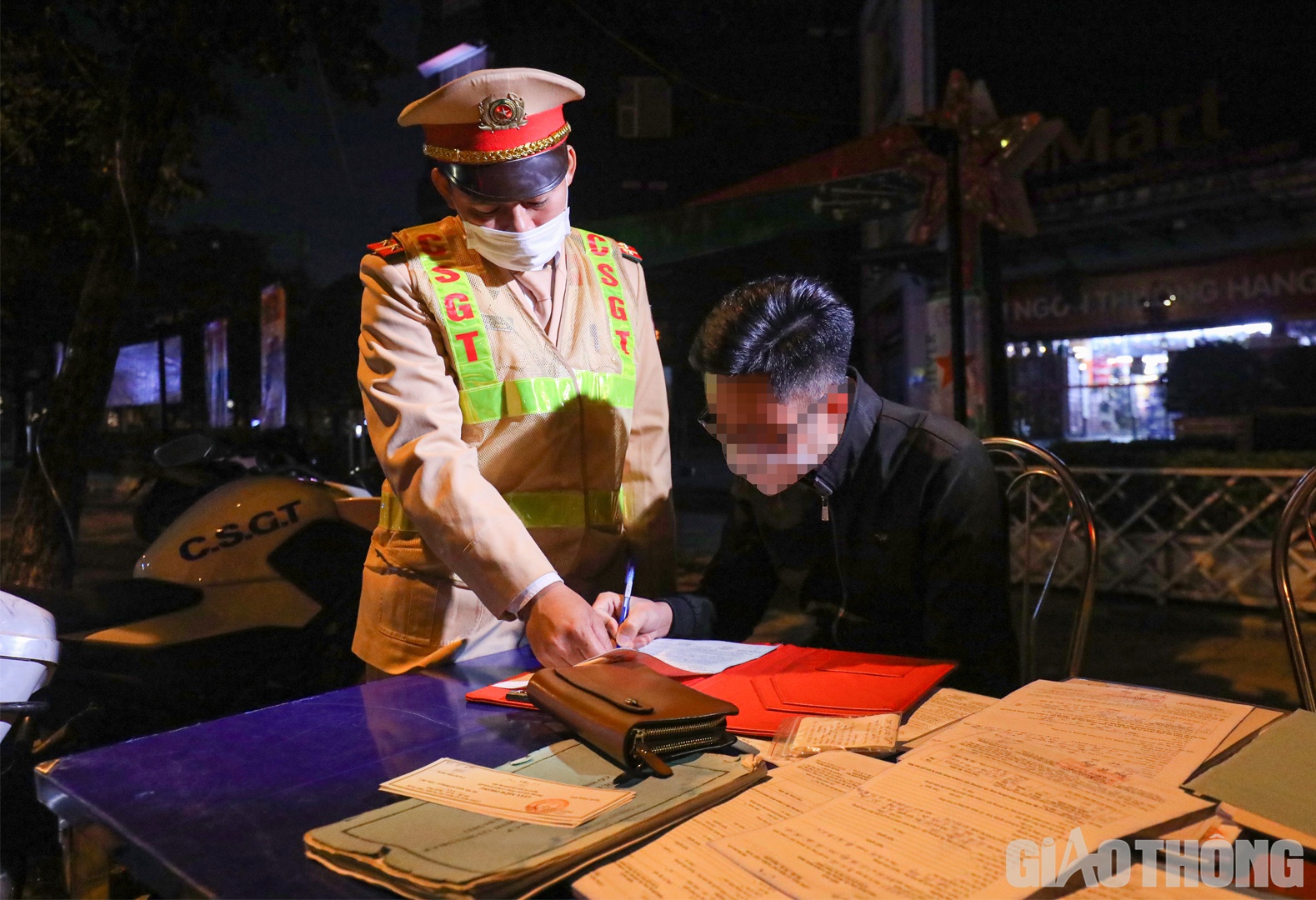 N&oacute;i về vi phạm của m&igrave;nh, anh T. cho hay bản th&acirc;n đ&atilde; chủ quan, cho rằng chỉ uống &iacute;t n&ecirc;n vẫn c&ograve;n tỉnh t&aacute;o. Nam t&agrave;i xế cho biết, sẽ r&uacute;t kinh nghiệm s&acirc;u sắc, đồng thời kh&ocirc;ng t&aacute;i phạm.