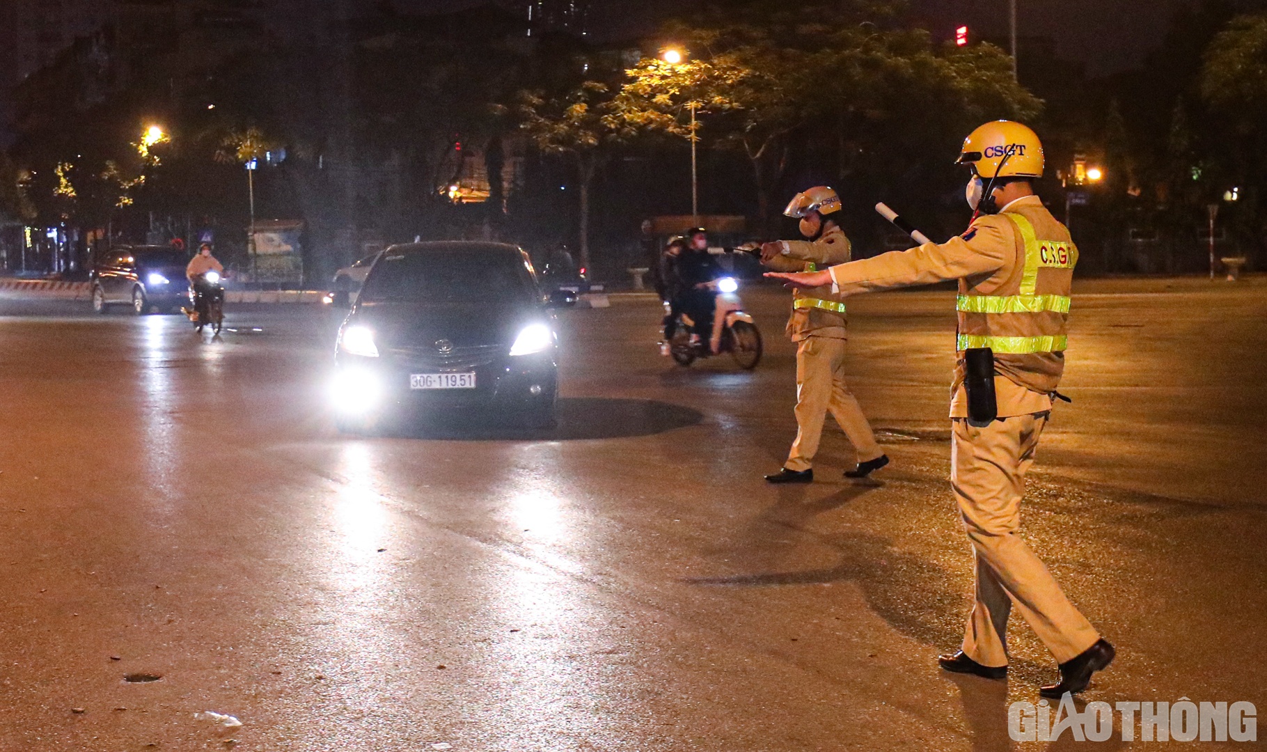 Thực hiện đợt cao điểm đấu tranh, ph&ograve;ng chống tội phạm, đảm bảo trật tự an to&agrave;n giao th&ocirc;ng - an to&agrave;n x&atilde; hội dịp Tết Dương lịch, Tết Nguy&ecirc;n đ&aacute;n Qu&yacute; M&atilde;o 2023, c&aacute;c lễ hội đầu xu&acirc;n năm 2023, Ph&ograve;ng CSGT C&ocirc;ng an TP H&agrave; Nội tăng cường hoạt động tuần tra, kiểm so&aacute;t, xử l&yacute; c&aacute;c trường hợp vi phạm giao th&ocirc;ng, trong đ&oacute; c&oacute; xử l&yacute; vi phạm nồng độ cồn.