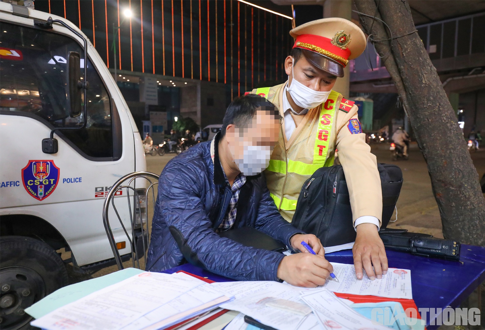 T&agrave;i xế V. đ&atilde; bị tổ c&ocirc;ng t&aacute;c lập bi&ecirc;n bản, xử phạt 7 triệu đồng, tước giấy ph&eacute;p l&aacute;i xe 11 th&aacute;ng v&agrave; tạm giữ phương tiện 7 ng&agrave;y.