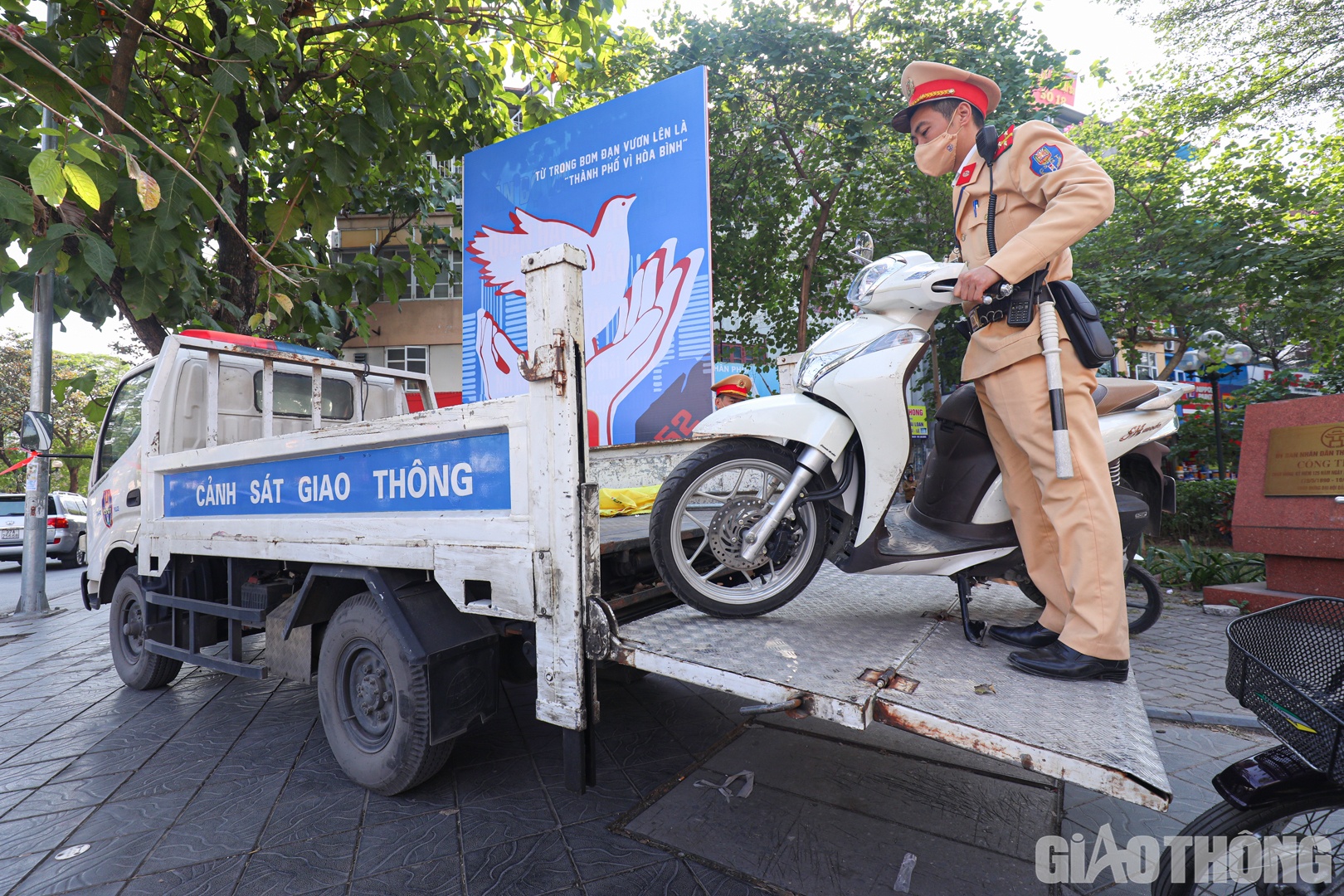 Đại u&yacute; Nguyễn Văn Quỳnh, Đội CSGT đường bộ số 4 chia sẻ, trong qu&aacute; tr&igrave;nh l&agrave;m việc, lực lượng chức năng thường gặp kh&oacute; khăn như người d&acirc;n t&igrave;m th&ocirc;ng tin tr&ecirc;n mạng x&atilde; hội để &ldquo;n&eacute; chốt", mang trong m&igrave;nh t&acirc;m l&yacute; chống đối hay gọi can thiệp từ người th&acirc;n... Tuy nhi&ecirc;n, c&aacute;c c&aacute;n bộ của Đội lu&ocirc;n đổi mới h&igrave;nh thức tuần tra v&agrave; ki&ecirc;n quyết xử l&yacute; vi phạm, tuyệt đối kh&ocirc;ng c&oacute; cơ chế xin - cho khi đang l&agrave;m nhiệm vụ.