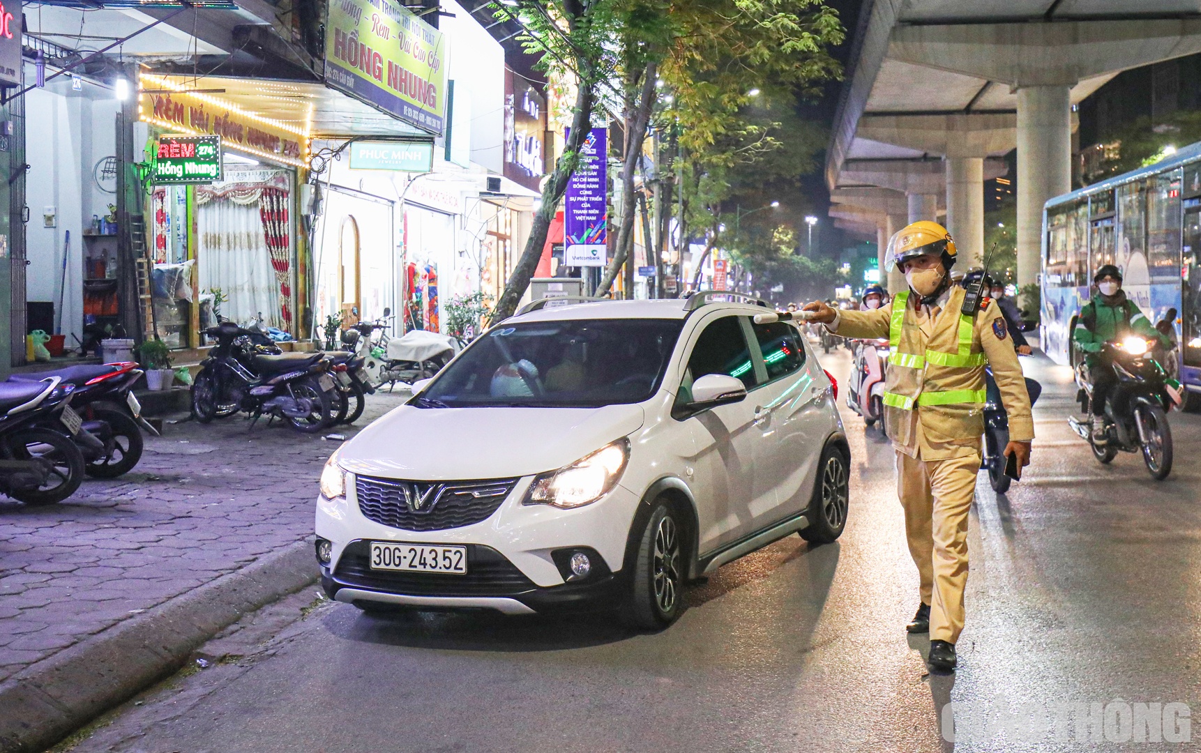 Trao đổi với PV, Trung u&yacute; Nguyễn Hữu Phương, Đội CSGT đường bộ số 6 cho biết, để đối ph&oacute; với trường hợp người d&acirc;n &ldquo;b&aacute;o chốt&rdquo; tr&ecirc;n mạng x&atilde; hội hay chủ qu&aacute;n ăn cung cấp th&ocirc;ng tin về địa điểm kiểm tra nồng độ cồn cho kh&aacute;ch h&agrave;ng n&eacute; tr&aacute;nh, c&aacute;c tổ c&ocirc;ng t&aacute;c thường xuy&ecirc;n tuần tra lưu động, ki&ecirc;n quyết kh&ocirc;ng bỏ s&oacute;t sai phạm.
&ldquo;B&ecirc;n cạnh nhiều t&agrave;i xế nghi&ecirc;m t&uacute;c chấp h&agrave;nh, vẫn c&ograve;n kh&ocirc;ng &iacute;t người cố t&igrave;nh chống đối. Với trường hợp n&agrave;y, tổ c&ocirc;ng t&aacute;c ghi h&igrave;nh lại để l&agrave;m căn cứ xử l&yacute;, sau khi y&ecirc;u cầu t&agrave;i xế chấp h&agrave;nh đo nồng độ qu&aacute; 3 lần nhưng kh&ocirc;ng được sẽ tiến h&agrave;nh lập bi&ecirc;n bản, xử l&yacute; đến c&ugrave;ng&rdquo;, Trung u&yacute; Nguyễn Hữu Phương chia sẻ.