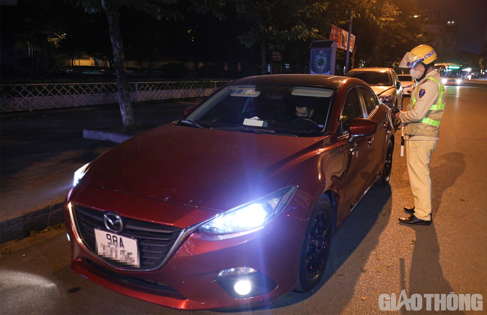 Theo ghi nhận của PV B&aacute;o Giao th&ocirc;ng, v&agrave;o tối ng&agrave;y 14/12 tr&ecirc;n c&aacute;c tuyến đường thuộc quận Cầu Giấy, Đội CSGT đường bộ số 6, Ph&ograve;ng CSGT C&ocirc;ng an TP H&agrave; Nội đ&atilde; ph&aacute;t hiện v&agrave; xử l&yacute; nhiều trường hợp t&agrave;i xế vi phạm nồng độ cồn.