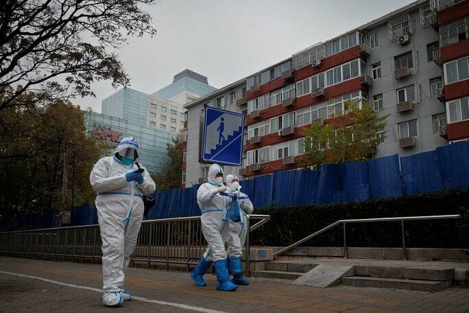 Thời gian gần đ&acirc;y, Trung Quốc đang trải qua đợt b&ugrave;ng ph&aacute;t dịch Covid-19 với nhiều ng&agrave;y b&aacute;o c&aacute;o số ca mắc mới kỷ lục v&agrave;o th&aacute;ng trước. Một số chuy&ecirc;n gia y tế h&agrave;ng đầu tại quốc gia n&agrave;y dự b&aacute;o dịch c&oacute; thể đạt đỉnh trong một th&aacute;ng tới nhưng cần th&ecirc;m 3-6 th&aacute;ng trước khi t&igrave;nh h&igrave;nh ổn định trở lại. Ảnh - Reuters