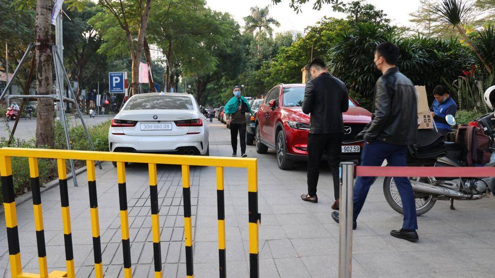 Nhiều đoạn vỉa h&egrave; tr&ecirc;n phố Huỳnh Th&uacute;c Kh&aacute;ng, xe &ocirc; t&ocirc; đỗ th&agrave;nh hai h&agrave;ng.