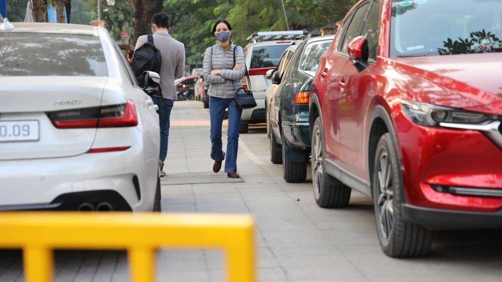 Phố Huỳnh Th&uacute;c Kh&aacute;ng (phường Th&agrave;nh C&ocirc;ng, Ba Đ&igrave;nh) c&oacute; đến 400 m&eacute;t vỉa h&egrave; được UBND quận Ba Đ&igrave;nh cấp ph&eacute;p cho C&ocirc;ng ty TNHH Một th&agrave;nh vi&ecirc;n khai th&aacute;c điểm đỗ xe.