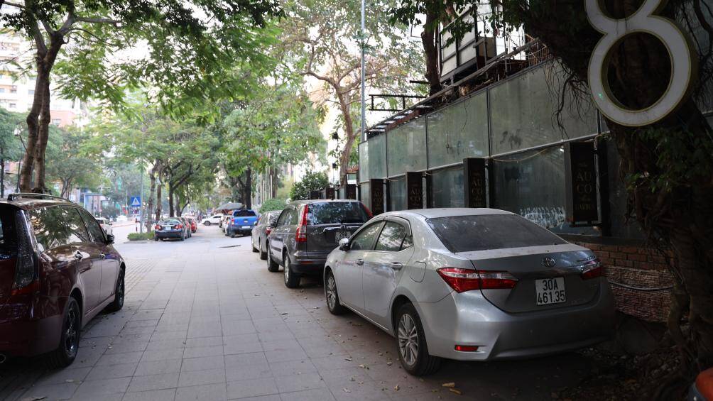 Theo Sở X&acirc;y dựng H&agrave; Nội, sau 6 năm triển khai kế hoạch cải tạo, đến nay c&aacute;c quận đ&atilde; l&aacute;t đ&aacute; tự nhi&ecirc;n cho vỉa h&egrave; 255 tuyến phố, tập trung ở quận Ba Đ&igrave;nh, Ho&agrave;n Kiếm, Đống Đa, Hai B&agrave; Trưng, Cầu Giấy v&agrave; T&acirc;y Hồ.