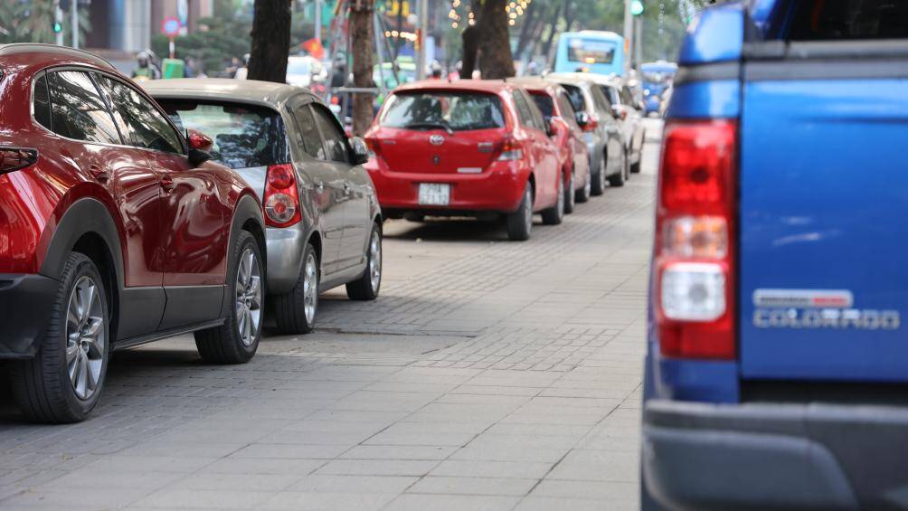 Hiện nay, nhiều đoạn vỉa h&egrave; ở H&agrave; Nội được l&aacute;t đ&aacute; khang trang, sạch đẹp nhưng lại để tr&ocirc;ng giữ &ocirc; t&ocirc;. Thậm ch&iacute;, c&oacute; tuyến phố đang l&aacute;t đ&aacute; dở dang, b&atilde;i xe đ&atilde; kẻ vạch ngay ngắn để sẵn s&agrave;ng th&agrave;nh "b&atilde;i đỗ &ocirc; t&ocirc;".