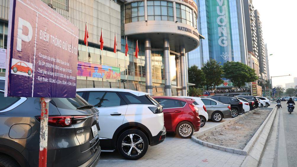 Vỉa h&egrave; trước sảnh lớn của Trung t&acirc;m chiếu phim Quốc gia vừa được l&aacute;t lại đ&aacute;, đ&atilde; trở th&agrave;nh b&atilde;i tr&ocirc;ng giữ &ocirc; t&ocirc;.