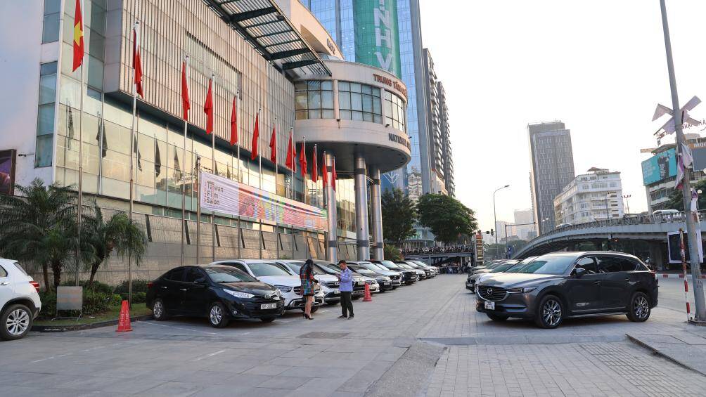 B&ecirc;n lề kỳ họp thứ 10, HĐND TP kh&oacute;a XVI, Gi&aacute;m đốc Sở X&acirc;y dựng TP H&agrave; Nội V&otilde; Nguy&ecirc;n Phong đ&atilde; th&ocirc;ng tin với b&aacute;o ch&iacute; về việc l&aacute;t đ&aacute; vỉa h&egrave; bằng đ&aacute; tự nhi&ecirc;n nhưng nhanh ch&oacute;ng xuống cấp đang thu h&uacute;t sự quan t&acirc;m của dư luận.