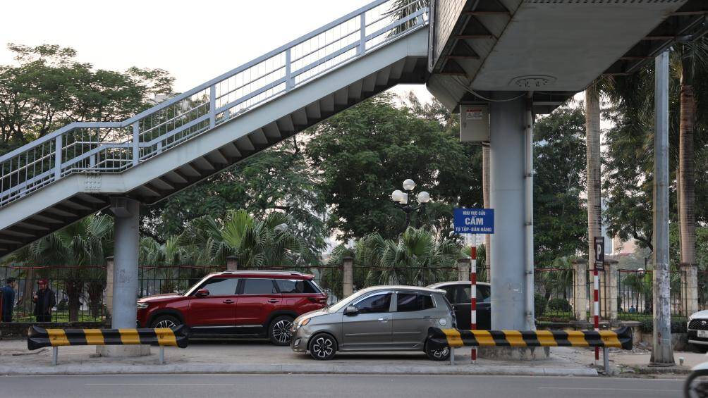 Vỉa h&egrave; dưới gầm cầu vượt cũng tr&agrave;n ngập &ocirc; t&ocirc;.