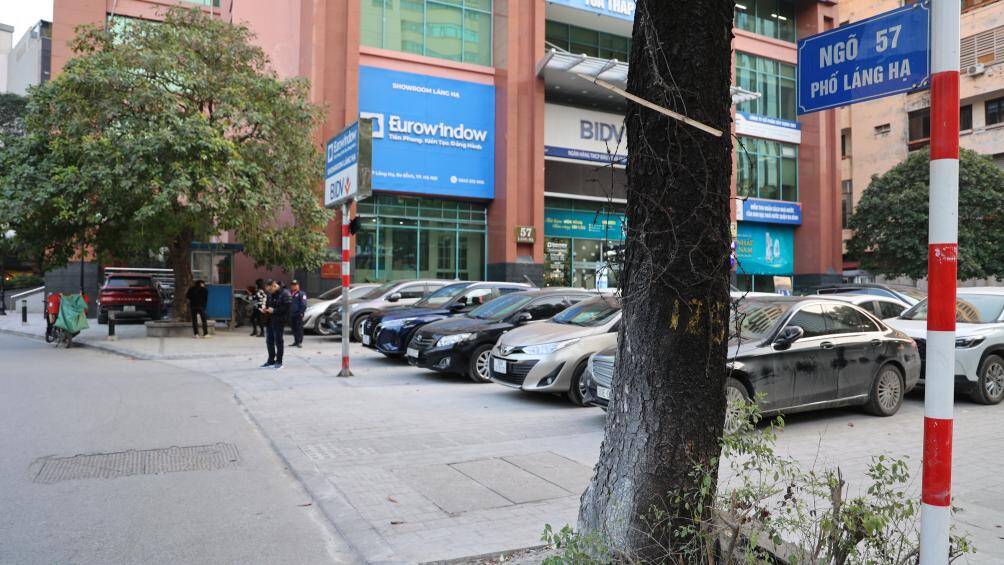 &Ocirc; t&ocirc; dừng đỗ d&agrave;n h&agrave;ng ngang tr&ecirc;n vỉa h&egrave; ng&otilde; 57 phố L&aacute;ng Hạ.