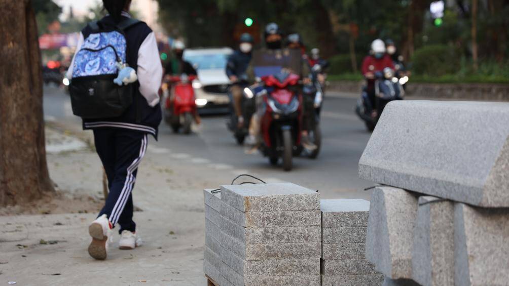 Theo &ocirc;ng V&otilde; Nguy&ecirc;n Phong, Gi&aacute;m đốc Sở X&acirc;y dựng H&agrave; Nội, đ&aacute; l&aacute;t vỉa h&egrave; giai đoạn trước khai th&aacute;c bằng phương ph&aacute;p nổ m&igrave;n, cho n&ecirc;n đ&aacute; bị om. Ngo&agrave;i ra, đ&aacute; tự nhi&ecirc;n thường c&oacute; g&acirc;n đ&aacute;, kh&ocirc;ng được đồng chất n&ecirc;n khi mưa xuống th&igrave; bị gi&atilde;n nở, tự vỡ, thậm ch&iacute; kh&ocirc;ng cần t&aacute;c động vật l&yacute;.