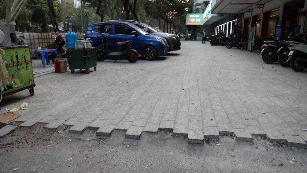 Tuy nhi&ecirc;n, đ&aacute; l&aacute;t tại c&aacute;c vỉa h&egrave; l&acirc;m v&agrave;o t&igrave;nh trạng xuống cấp, hư hỏng sau v&agrave;i năm sử dụng.