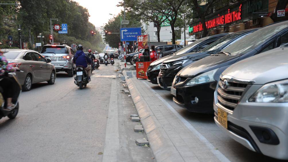 Vỉa h&egrave; được l&aacute;t đ&aacute; khang trang, sạch đẹp, nhưng &ocirc; t&ocirc; xếp k&iacute;n, chắn hết lối đi bộ.