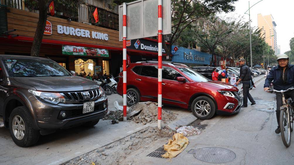 Tr&ecirc;n phố Giảng V&otilde;, đ&acirc;u đ&acirc;u cũng thấy &ocirc; t&ocirc; dừng đỗ, d&ugrave; vỉa h&egrave; chưa kịp l&aacute;t đ&aacute; ho&agrave;n thiện.