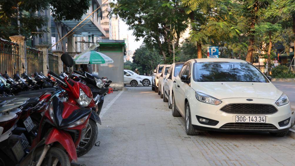 Nhiều chuy&ecirc;n gia về ng&agrave;nh x&acirc;y dựng tỏ ra bất ngờ, sửng sốt trước nhận định đ&aacute; vỉa h&egrave; nứt do trời mưa.