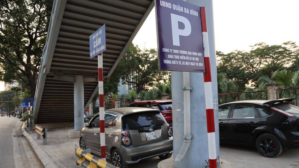 Điều đ&aacute;ng n&oacute;i, việc dừng đỗ n&agrave;y kh&ocirc;ng hề sai luật v&igrave; ch&iacute;nh những tấm biển kia đ&atilde; "hợp thức ho&aacute;" vỉa h&egrave; n&agrave;y th&agrave;nh b&atilde;i tr&ocirc;ng giữ xe.