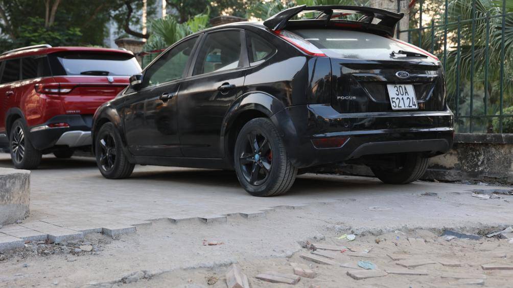 Cụ thể, trước C&ocirc;ng vi&ecirc;n Indira Gandhi (số 16B, L&aacute;ng Hạ, quận Ba Đ&igrave;nh, H&agrave; Nội), đơn vị thi c&ocirc;ng c&ograve;n chưa ho&agrave;n thiện đoạn vỉa h&egrave; th&igrave; đ&atilde; c&oacute; &ocirc; t&ocirc; dừng đỗ chễm chệ.