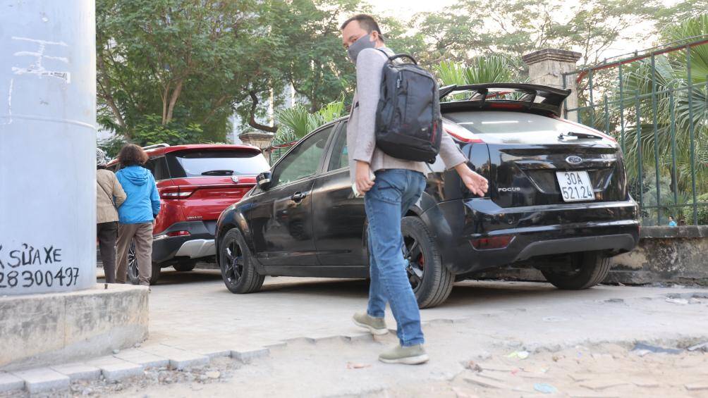 "Vỉa h&egrave; c&ograve;n chưa l&aacute;t đ&aacute; xong m&agrave; những chiếc xe &ocirc; t&ocirc; đ&atilde; leo l&ecirc;n thế n&agrave;y th&igrave; chắc chắn ảnh hưởng đến chất lượng sau n&agrave;y. Kh&ocirc;ng biết đơn vị thi c&ocirc;ng quản l&yacute; thế n&agrave;o m&agrave; để những chiếc xe &ocirc; t&ocirc; đi lại như thế", anh Nguyễn Văn D&acirc;n, ở phường L&aacute;ng Hạ cho hay.