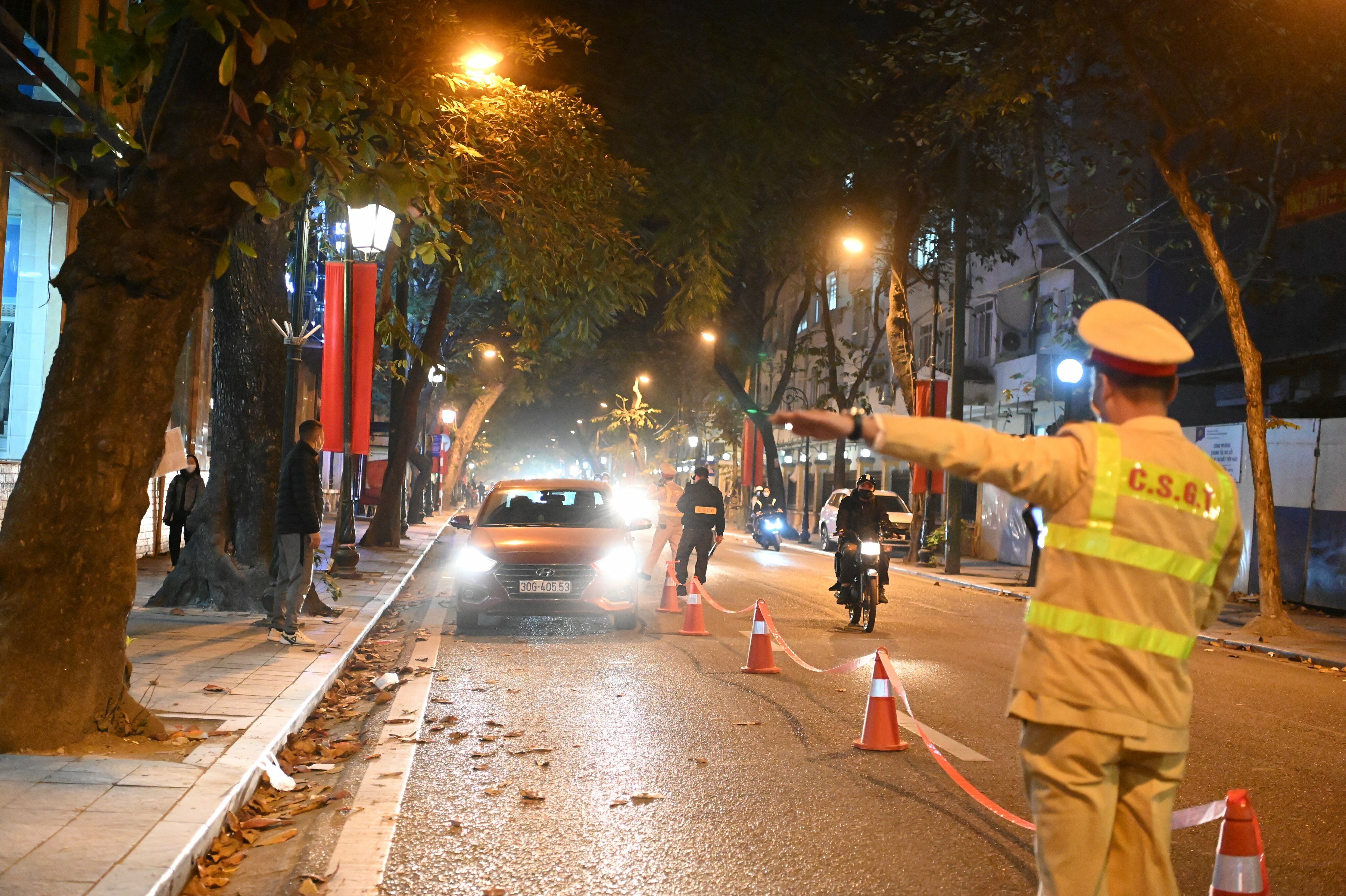 Nhận định sau trận chung kết World Cup 2022, sẽ c&oacute; nhiều người đổ ra đường mừng chiến thắng của đội tuyển h&acirc;m mộ, trong đ&oacute; kh&ocirc;ng &iacute;t t&agrave;i xế sau khi xem b&oacute;ng đ&aacute; từ c&aacute;c qu&aacute;n nhậu c&oacute; thể l&aacute;i xe về nh&agrave;, n&ecirc;n c&aacute;c Tổ Cảnh s&aacute;t Y1/141 (Ph&ograve;ng CSGT, C&ocirc;ng an TP H&agrave; Nội) đ&atilde; lập chốt xử l&yacute; vi phạm tại nhiều điểm, n&uacute;t giao th&ocirc;ng.