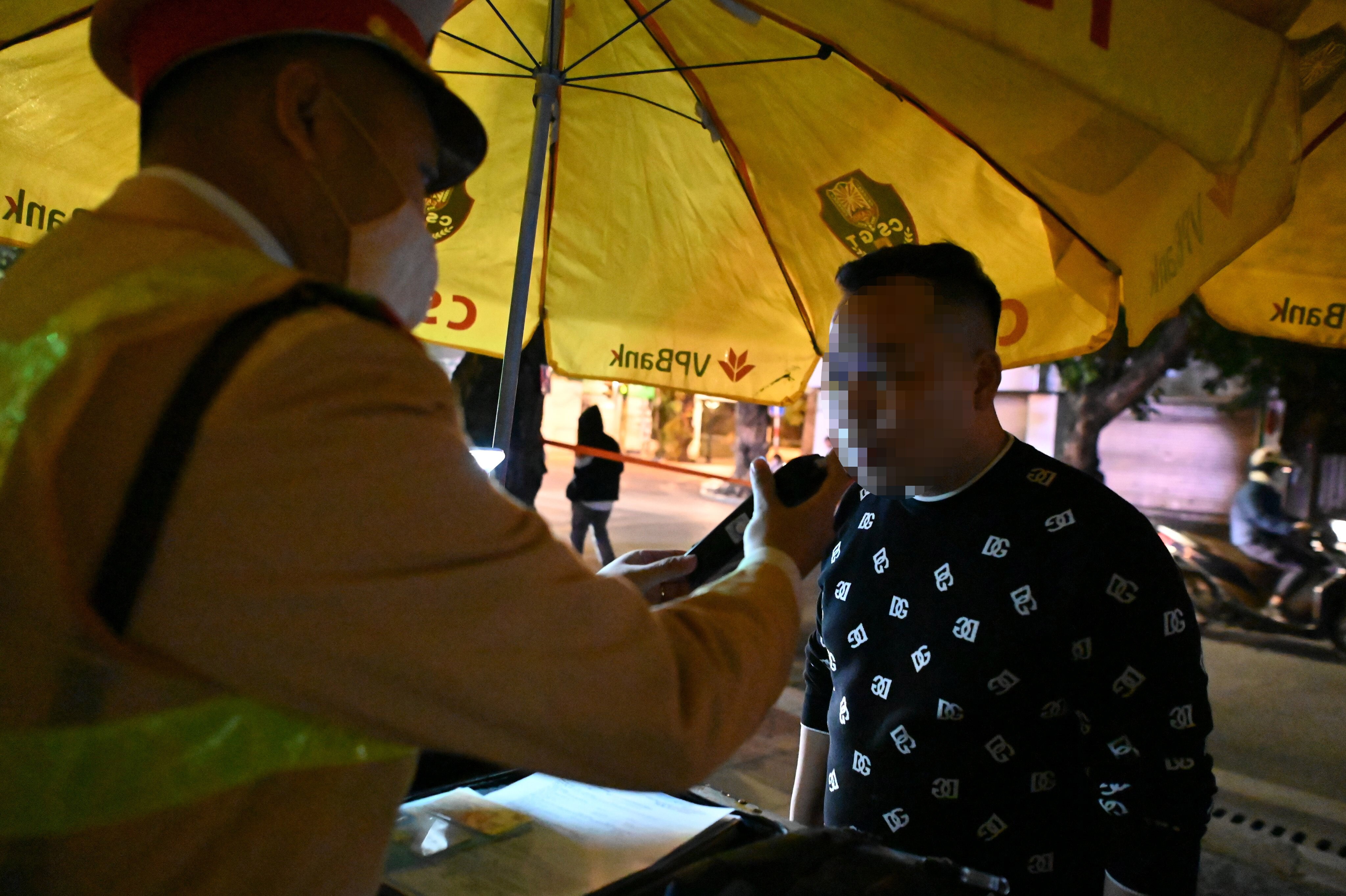 T&agrave;i xế H.M.T. (tr&uacute; tại Thường T&iacute;n, H&agrave; Nội) vi phạm ở mức 0,892 mg/l&iacute;t kh&iacute; thở. Đ&acirc;y l&agrave; mức vi phạm gấp 2,23 lần mức khung h&igrave;nh phạt tối đa về vi phạm nồng độ cồn quy định tại Nghị định 100/NĐ-CP.