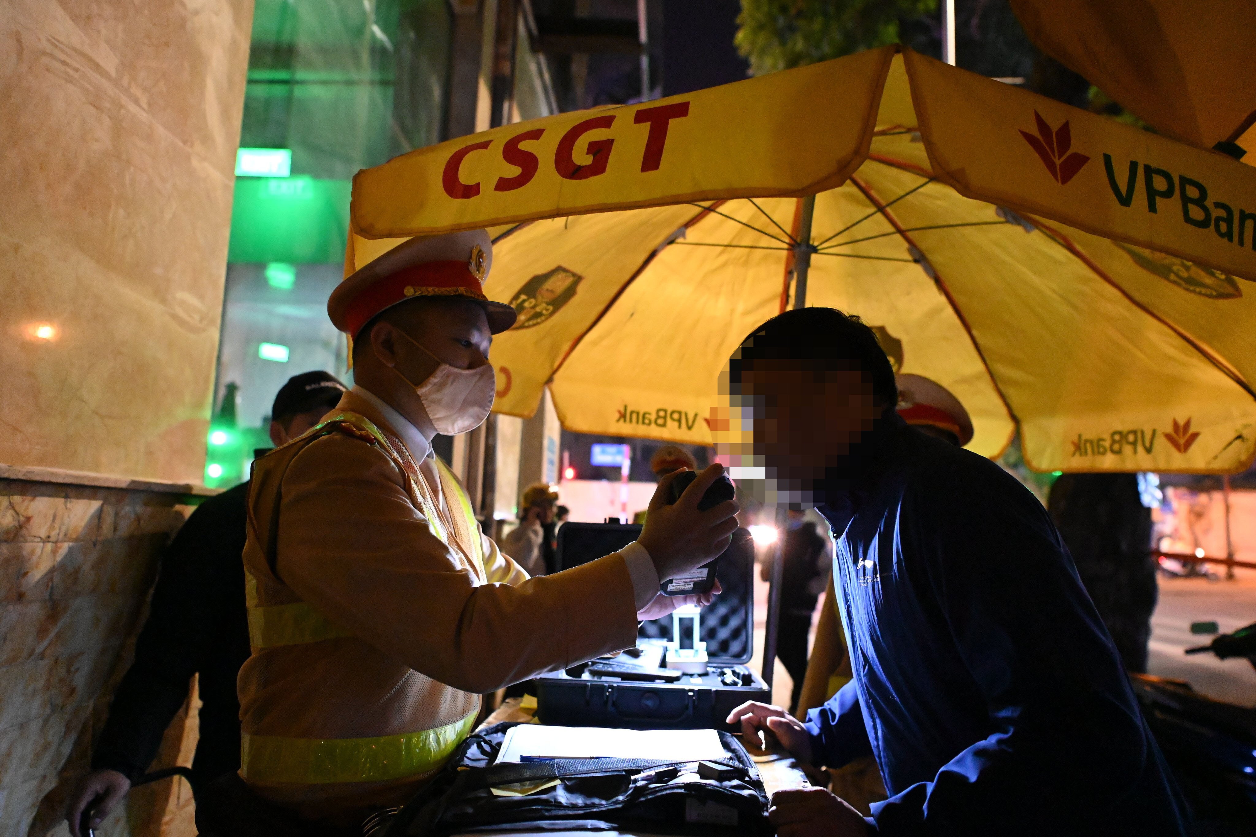 Để xử l&yacute; triệt để vi phạm về nồng độ cồn v&agrave; kiềm chế tai nạn giao th&ocirc;ng, thời gian tới, l&atilde;nh đạo Bộ C&ocirc;ng an chỉ đạo lực lượng CSGT to&agrave;n quốc tiếp tục tăng cường xử l&yacute; vi phạm về nồng độ cồn, song song với việc thực hiện cao điểm tấn c&ocirc;ng, trấn &aacute;p tội phạm, bảo đảm an to&agrave;n giao th&ocirc;ng, an ninh trật tự dịp Tết Nguy&ecirc;n đ&aacute;n.