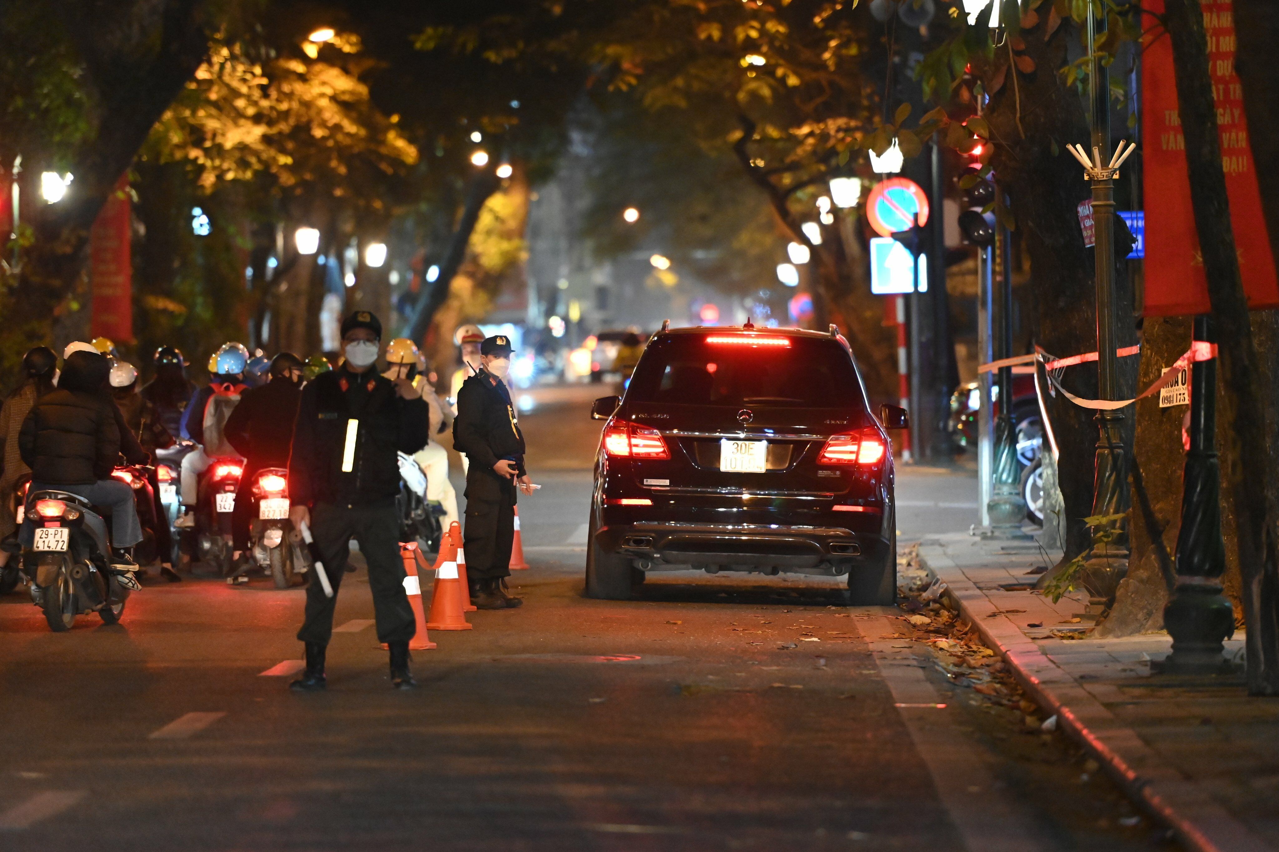 Tại n&uacute;t giao Qu&aacute;n Sứ - Tr&agrave;ng Thi (Ho&agrave;n Kiếm), để đảm bảo trật tự ATGT, một l&agrave;n đường Tr&agrave;ng Thi được ngăn lại để c&aacute;c xe đi qua đều bị kiểm so&aacute;t.