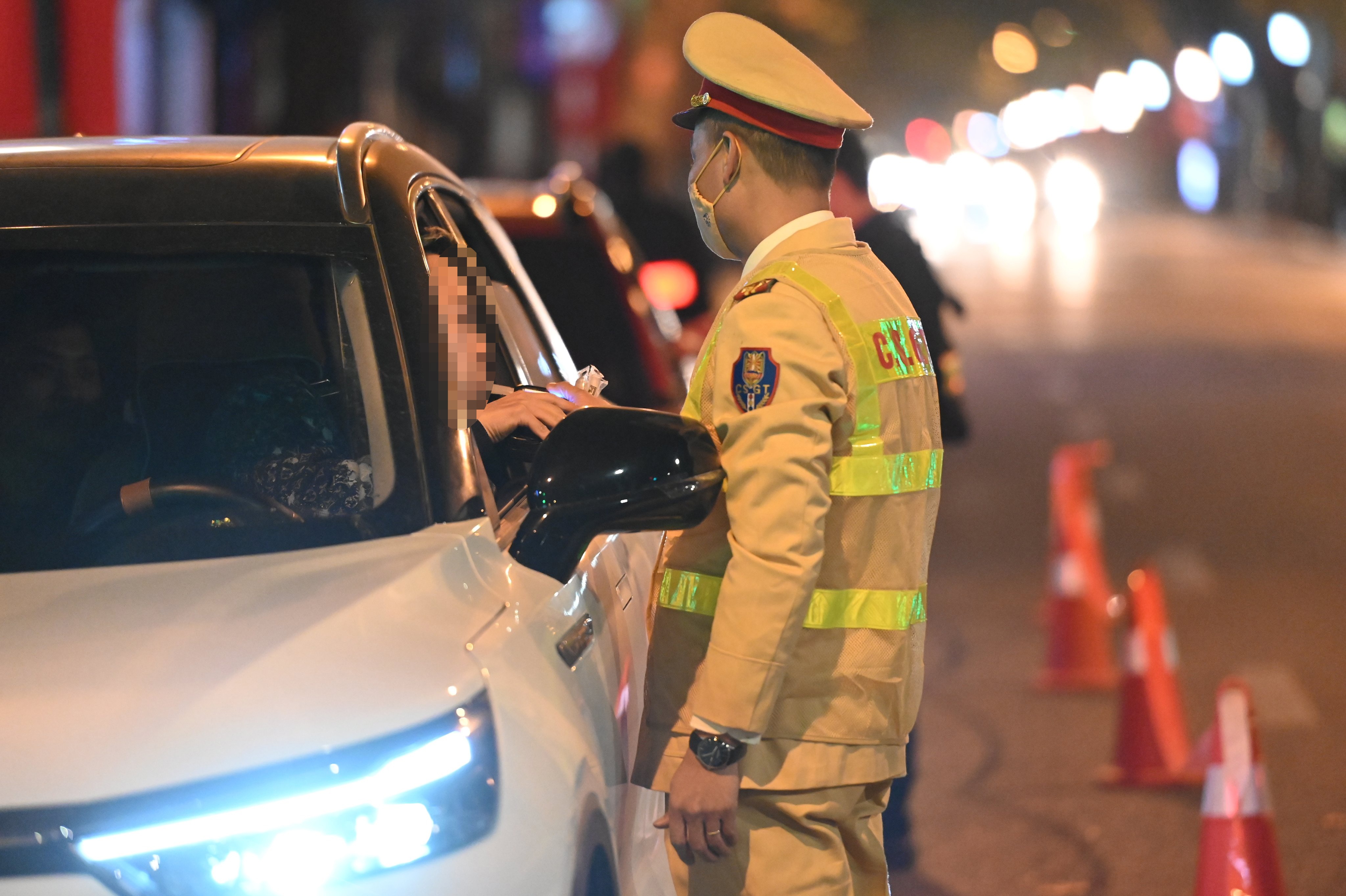 Khoảng gần 22h, Tổ c&ocirc;ng t&aacute;c tiến h&agrave;nh dừng, kiểm tra chiếc Mercedes m&agrave;u trắng BKS 30K-072.XX do t&agrave;i xế N.Đ.H. điều khiển. Kết quả kiểm tra nồng độ cồn, t&agrave;i xế H. vi phạm mức 0,068 mg/l&iacute;t kh&iacute; thở.