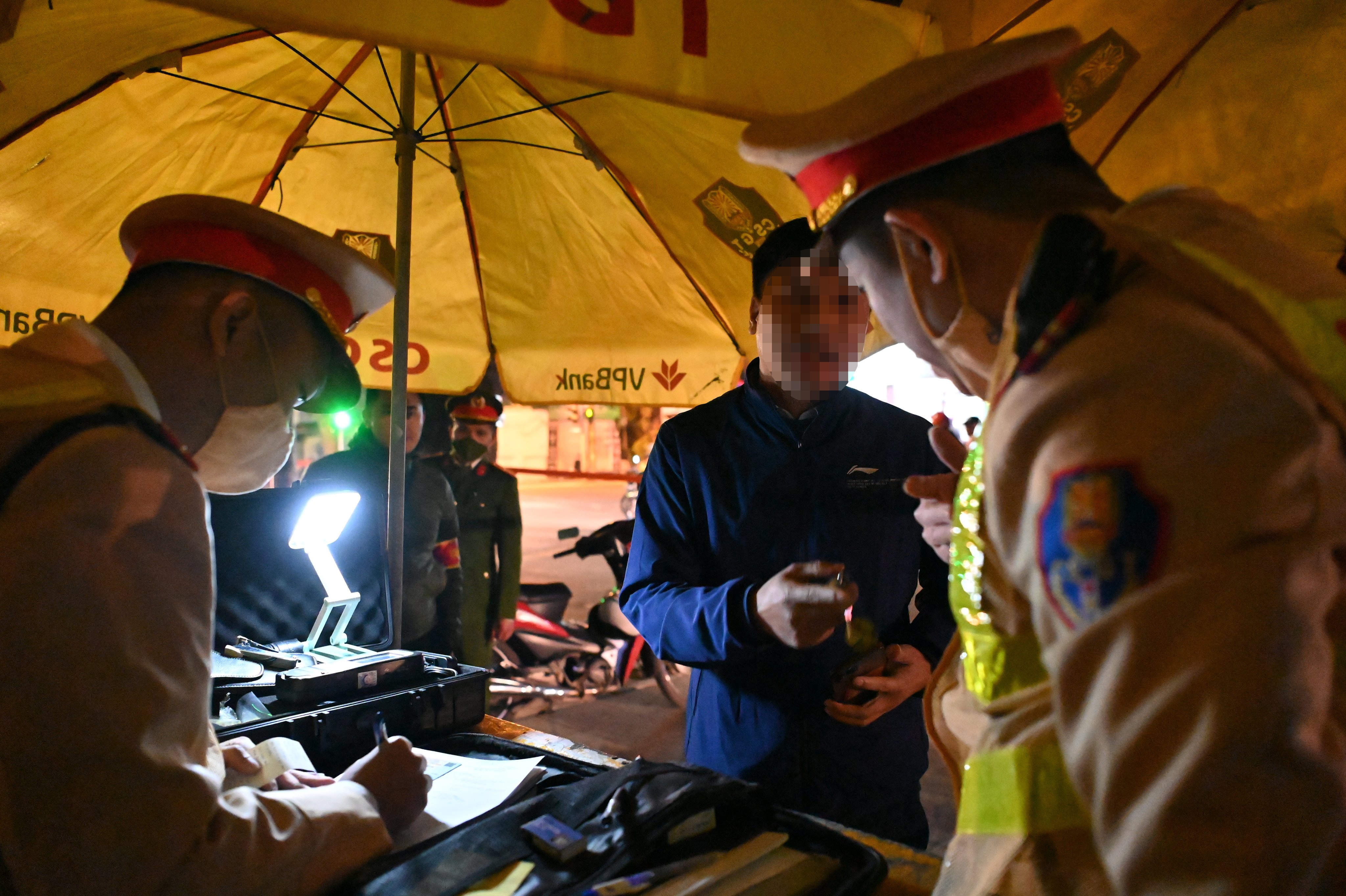 T&agrave;i xế H. sau đ&oacute; kh&ocirc;ng chấp nhận k&yacute; v&agrave;o bi&ecirc;n bản, đồng thời tranh c&atilde;i v&agrave; y&ecirc;u cầu lực lượng chức năng cho kiểm tra tem kiểm định của m&aacute;y đo, kế hoạch, chuy&ecirc;n đề kiểm tra nồng độ cồn.