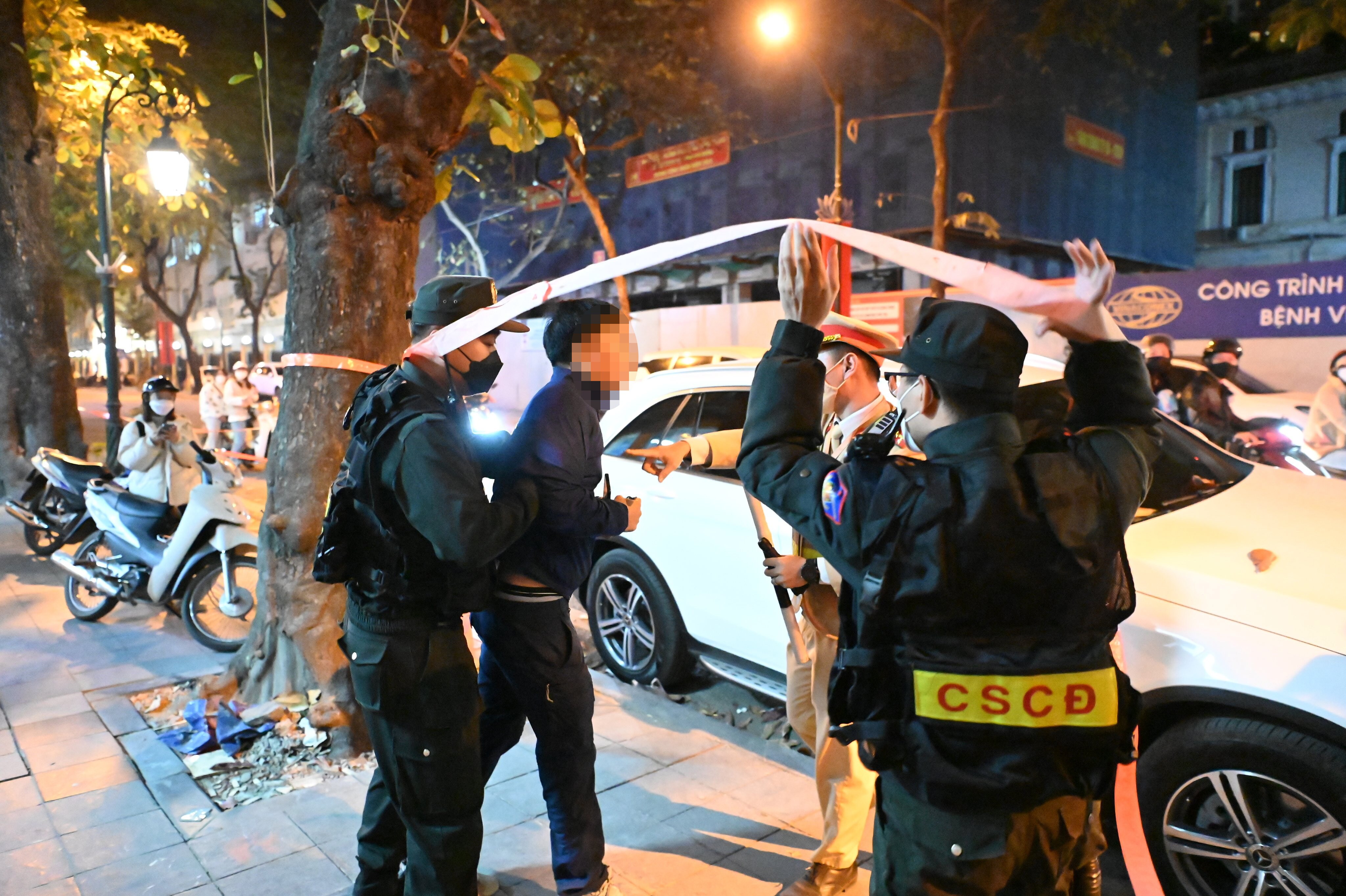 T&agrave;i xế H. tỏ ra hung hăng lao v&agrave;o x&ocirc; đẩy lực lượng chức năng n&ecirc;n Tổ c&ocirc;ng t&aacute;c buộc phải ngăn chặn theo quy định.