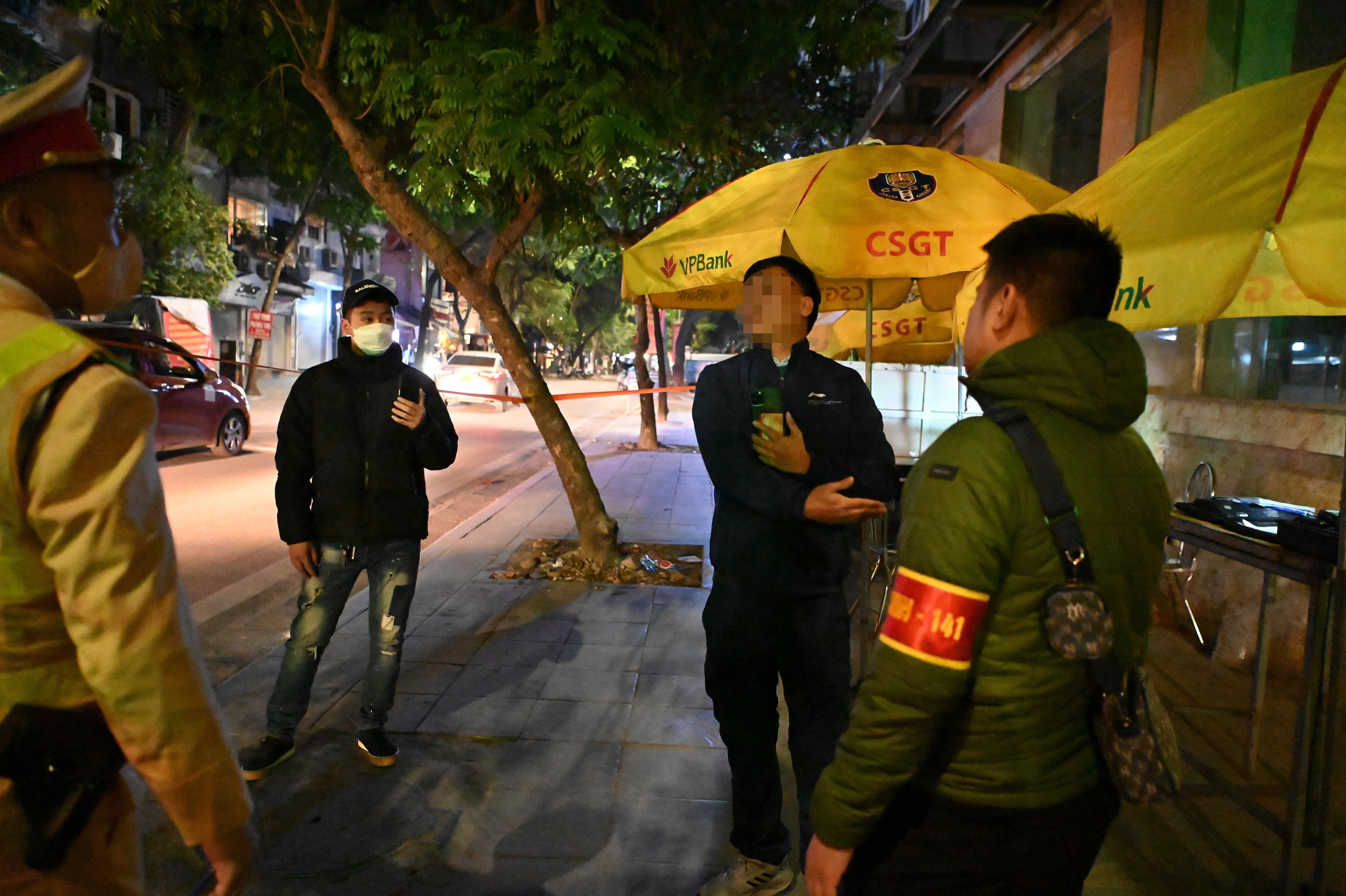 "Khi n&agrave;o c&aacute;c anh cho t&ocirc;i xem kế hoạch, chuy&ecirc;n đề th&igrave; t&ocirc;i mới k&yacute; bi&ecirc;n bản", t&agrave;i xế n&agrave;y n&oacute;i với c&aacute;n bộ, chiến sỹ của Tổ c&ocirc;ng t&aacute;c.