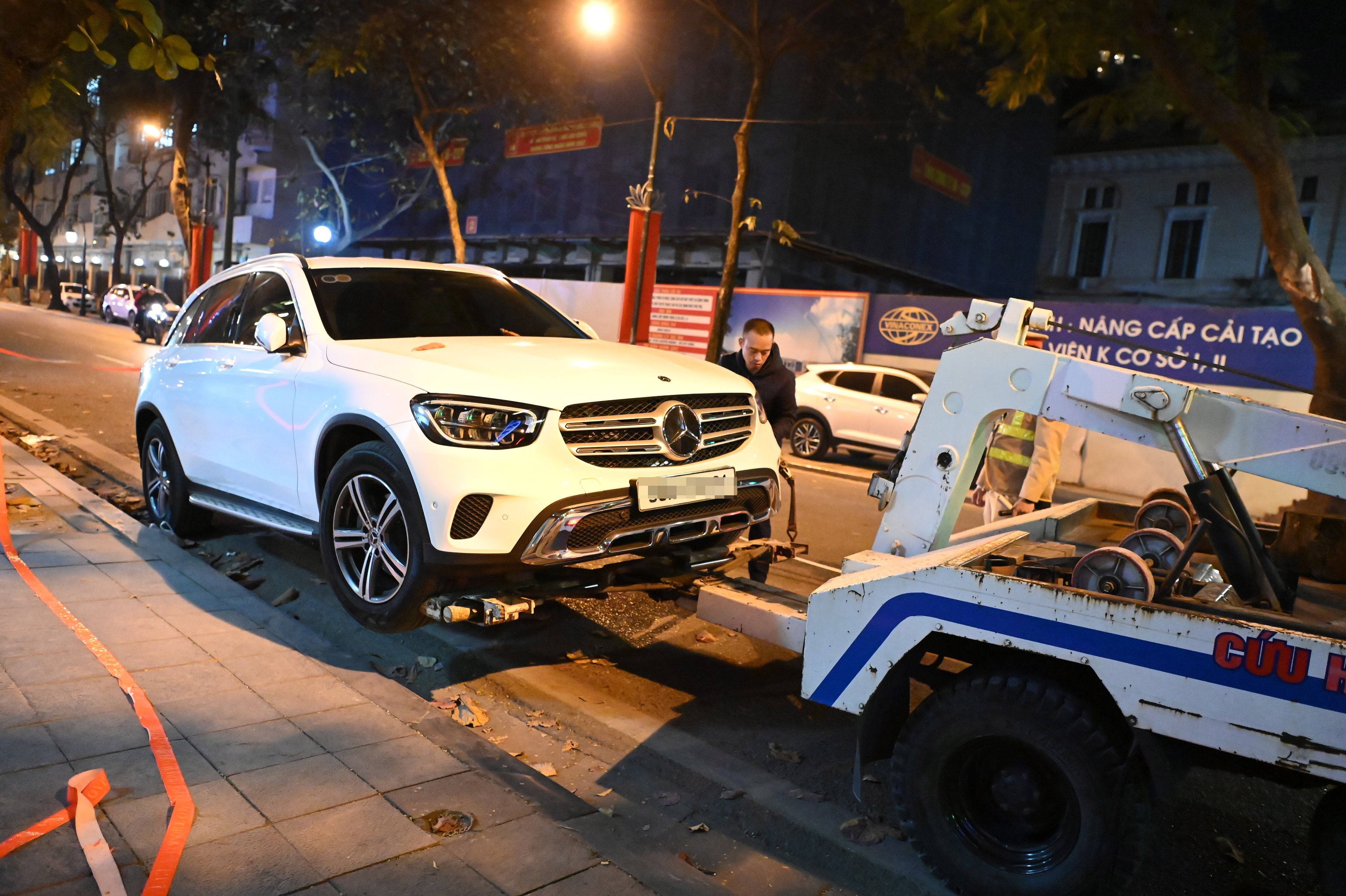 Với vi phạm tr&ecirc;n, t&agrave;i xế H. sẽ bị phạt 6-8 triệu đồng, tước bằng l&aacute;i 10-12 th&aacute;ng v&agrave; tạm giữ xe 7 ng&agrave;y. Chiếc Mercedes GLC 200 sau đ&oacute; được cảnh s&aacute;t ni&ecirc;m phong v&agrave; cẩu k&eacute;o về b&atilde;i tạm giữ.